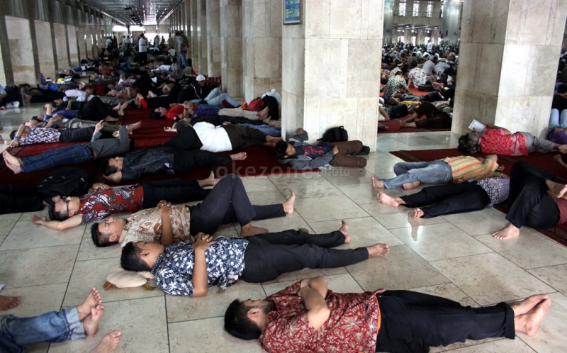 HUKUM TIDUR SAAT PUASA?
